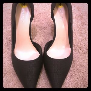 Nine West black pumps with open side